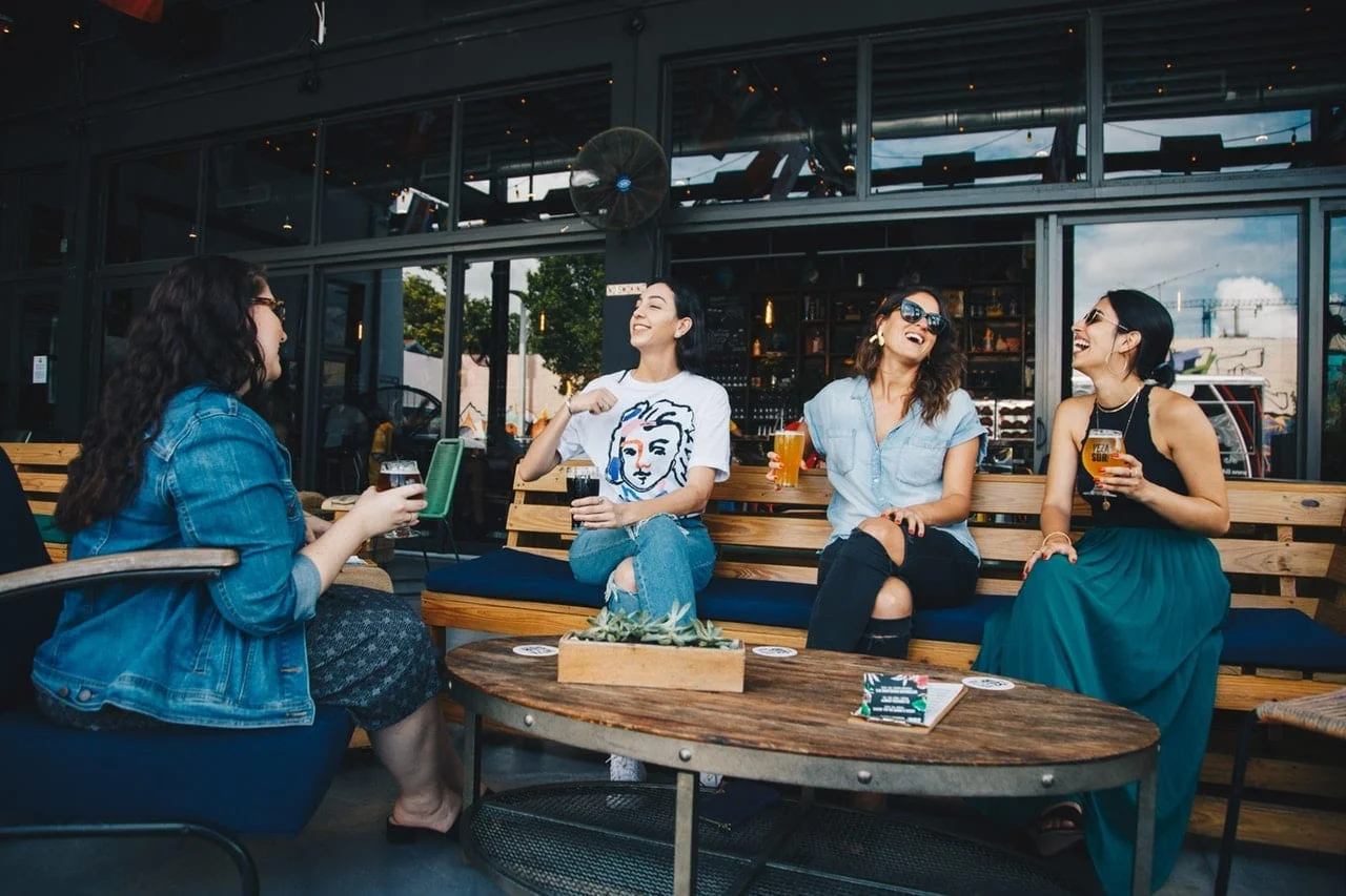 four-women-chatting-while-sitting-on-bench-1267697 ClickBank 賺錢攻略 – 從零開始新手教學 | 聯盟行銷 | Affiliate Marketing, ClickBank, 新手, 聯盟行銷